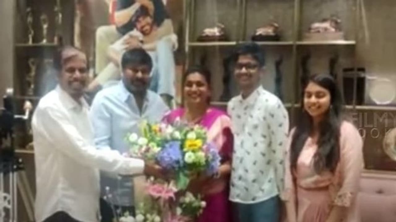 మెగాస్టార్ బ్లెస్సింగ్స్ తీసుకున్న మంత్రి ఆర్కే రోజా.. చిరు సత్కారం మెగాస్టార్ బ్లెస్సింగ్స్ తీసుకున్న మంత్రి ఆర్కే రోజా.. చిరు సత్కారం