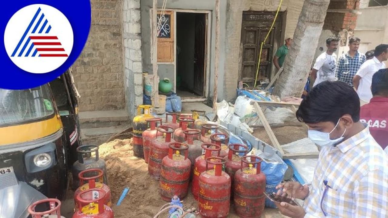 Gadag: ಗ್ಯಾಸ್ ಫಿಲ್ಲಿಂಗ್ ಅಕ್ರಮ ಅಡ್ಡೆ ಮೇಲೆ ಆಹಾರ ಇಲಾಖೆ ಅಧಿಕಾರಿಗಳಿಂದ ದಾಳಿ!