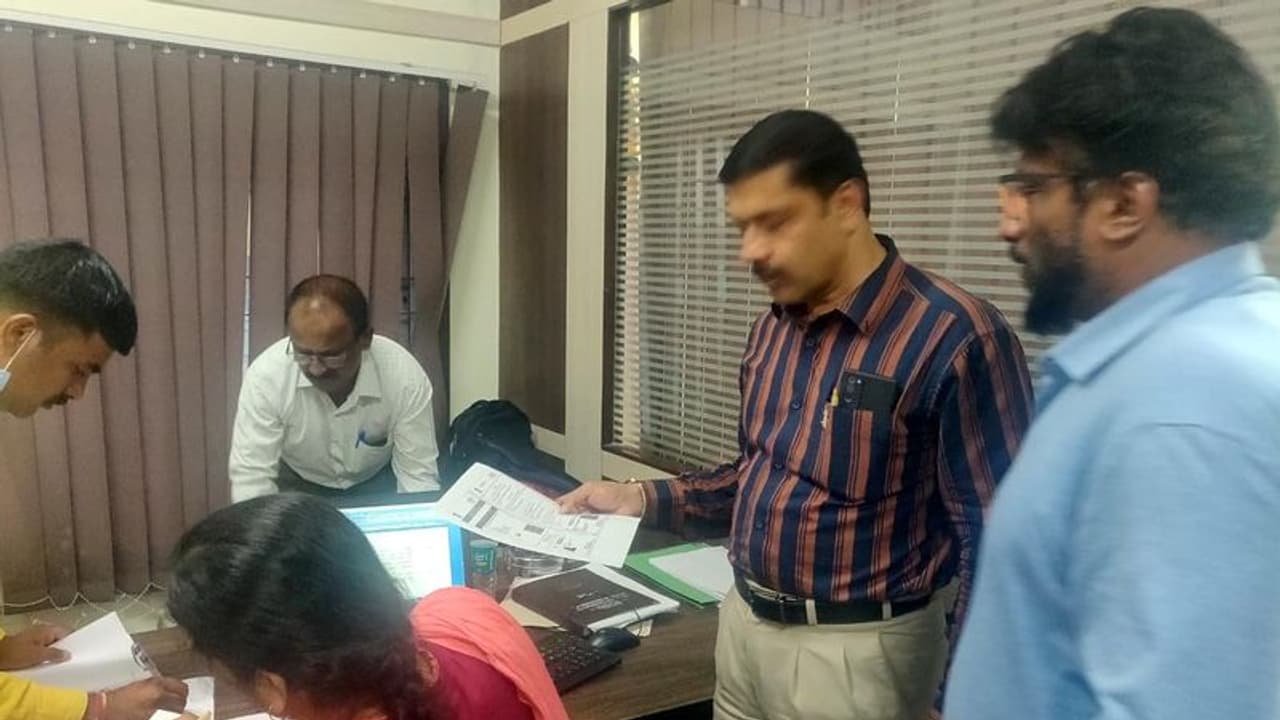 ACB Raids: ಲಂಚಕ್ಕೆ ಬೇಡಿಕೆ: ಭೋವಿ ನಿಗಮದ ಅಧಿಕಾರಿಗಳಿಗೆ ಎಸಿಬಿ ಬಿಸಿ