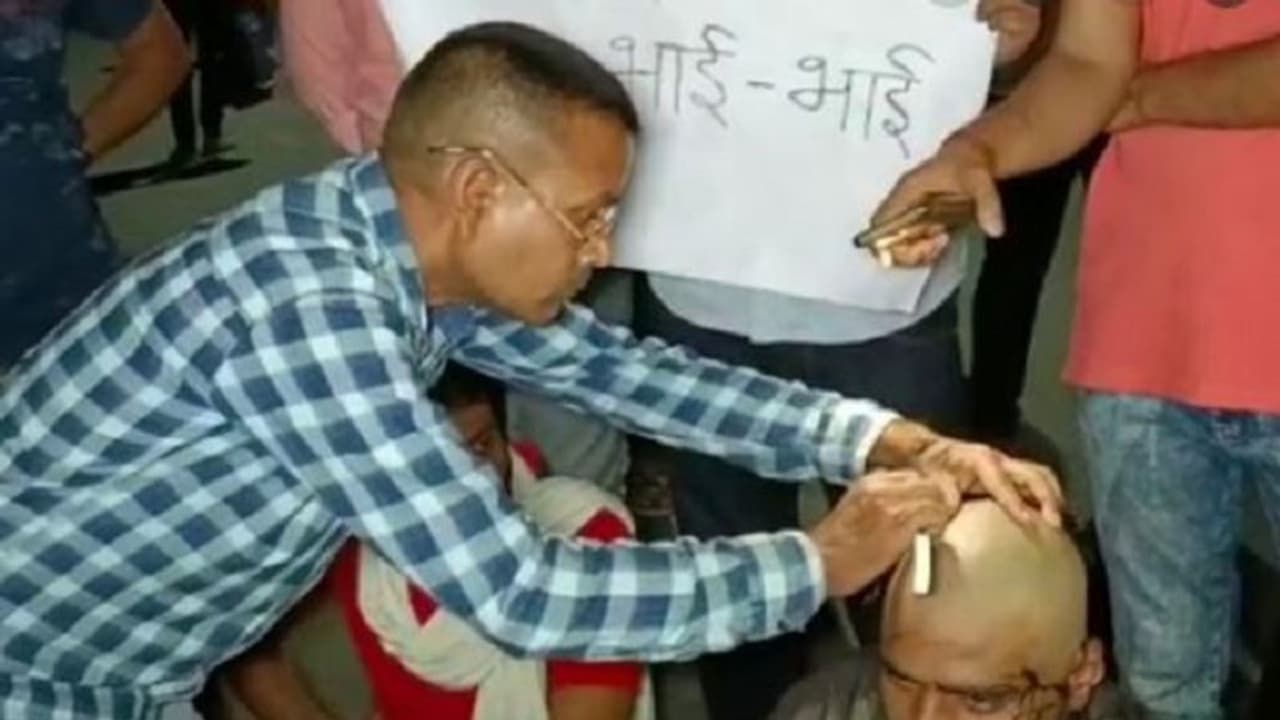 बीएचयू स्टूडेंट्स नया तरीका अपनाकर कर रहे इफ्तार पार्टी का विरोध, लगातार तीन दिन से प्रदर्शन है जारी बीएचयू स्टूडेंट्स नया तरीका अपनाकर कर रहे इफ्तार पार्टी का विरोध, लगातार तीन दिन से प्रदर्शन है जारी