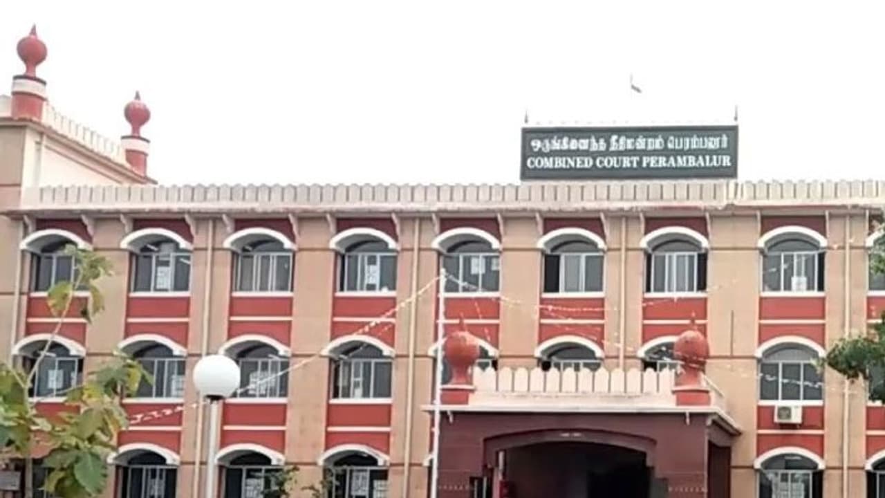 கோர்ட் வளாகத்திலேயே மனைவிக்கு சரமாரி கத்தி குத்து.. அலறி அடித்து ஓடிய பொதுமக்கள்..! கோர்ட் வளாகத்திலேயே மனைவிக்கு சரமாரி கத்தி குத்து.. அலறி அடித்து ஓடிய பொதுமக்கள்..!