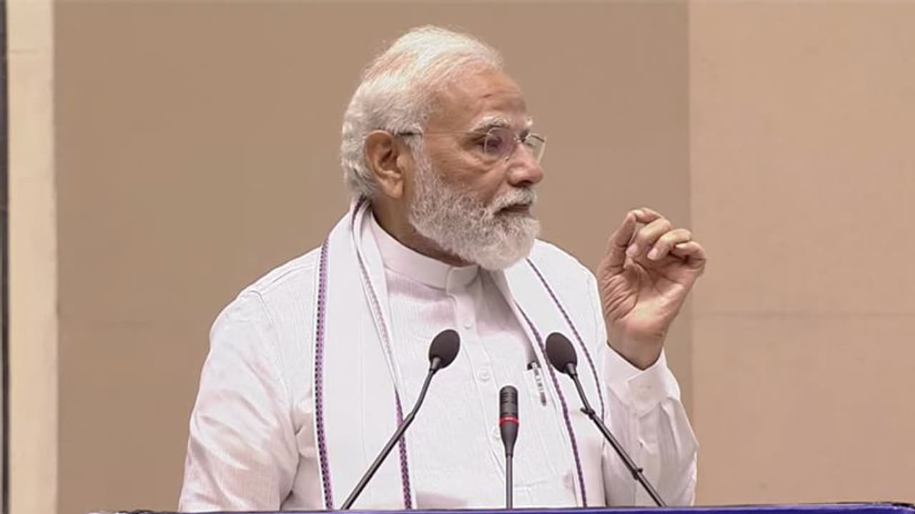 मुख्यमंत्रियों जजों के सम्मेलन में PM मोदी HC SC के अंग्रेजी फैसले समझना मुश्किल, इन्हें सरल बनाने की जरूरत मुख्यमंत्रियों जजों के सम्मेलन में PM मोदी HC SC के अंग्रेजी फैसले समझना मुश्किल, इन्हें सरल बनाने की जरूरत