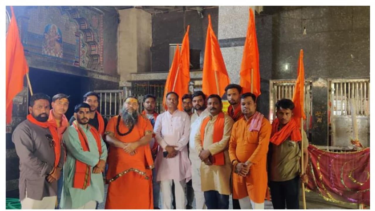 സ്റ്റേഷനിലെ 250 വർഷം പഴക്കമുള്ള ക്ഷേത്രം മാറ്റണമെന്ന റെയിൽവേ നോട്ടീസിന് പിന്നാലെ കൂട്ട ആത്മഹത്യാഭീഷണി സ്റ്റേഷനിലെ 250 വർഷം പഴക്കമുള്ള ക്ഷേത്രം മാറ്റണമെന്ന റെയിൽവേ നോട്ടീസിന് പിന്നാലെ കൂട്ട ആത്മഹത്യാഭീഷണി