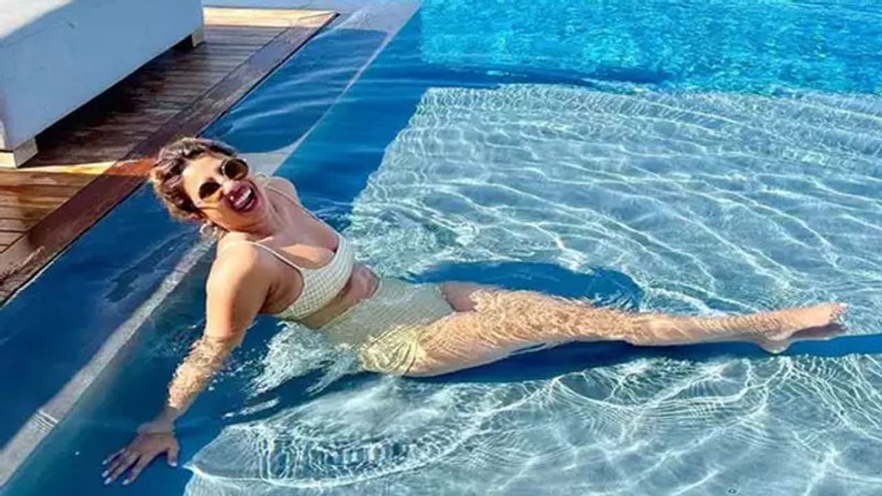 प्रियंका चोपड़ा ने बिकिनी में पूल के अंदर लगाई आग, तस्वीरें देख निक जोनस के छूटे पसीने प्रियंका चोपड़ा ने बिकिनी में पूल के अंदर लगाई आग, तस्वीरें देख निक जोनस के छूटे पसीने