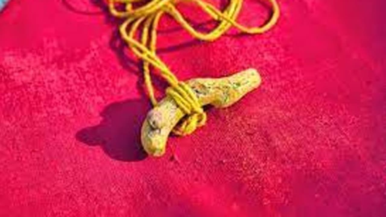 கணவனை பிரிந்து இருக்கும் மனைவி தாலி சங்கிலியை கழற்றுவதா.?? உயர் நீதிமன்றம் அதிருப்தி.. அதிரடி உத்தரவு. 