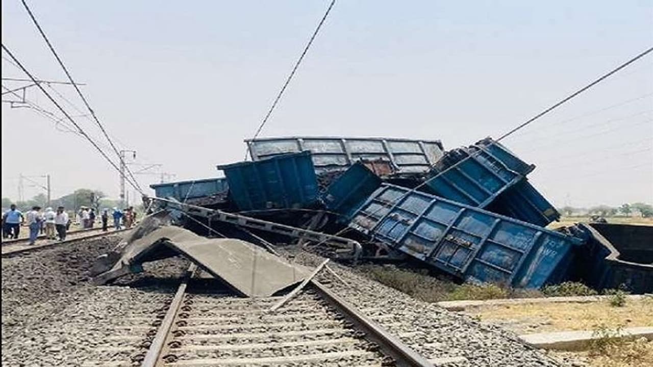 इटावा: डीएफसी रुट पर मालगाड़ी डिरेल, कोयला लदे 12 वैगन पलटने के बाद मौके पर पहुंची टीम इटावा: डीएफसी रुट पर मालगाड़ी डिरेल, कोयला लदे 12 वैगन पलटने के बाद मौके पर पहुंची टीम