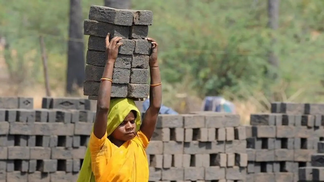 தொழிலாளர்களின் வேலை நேரம் 12 மணி நேரமாக உயர்வு! சட்டப்பேரவையில் நிறைவேறிய மசோதா வெளிநடப்பு செய்த எதிர்கட்சிகள் தொழிலாளர்களின் வேலை நேரம் 12 மணி நேரமாக உயர்வு! சட்டப்பேரவையில் நிறைவேறிய மசோதா வெளிநடப்பு செய்த எதிர்கட்சிகள்