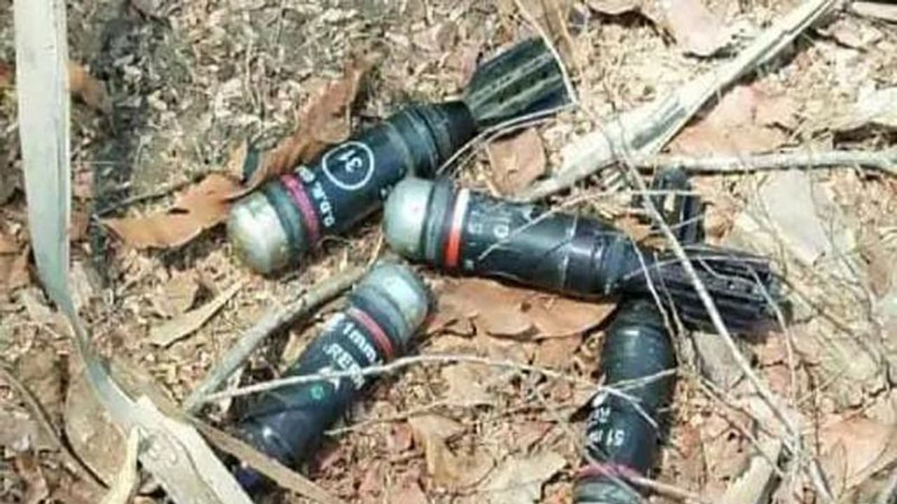 दंतेवाड़ा में खिलौना समझ बम से खेल रहे थे बच्चे, गेंद की तरह हवा में उछाल रहे थे, ग्रामीण पहुंचे तो होश उड़े दंतेवाड़ा में खिलौना समझ बम से खेल रहे थे बच्चे, गेंद की तरह हवा में उछाल रहे थे, ग्रामीण पहुंचे तो होश उड़े