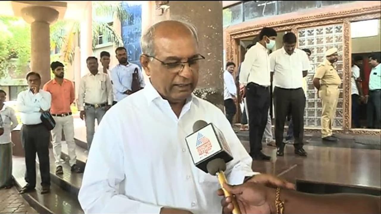 ಆ್ಯಸಿಡ್ ದಾಳಿಗೆ ಒಳಗಾದ ಯುವತಿಯ ನೆರವಿಗೆ ಧಾವಿಸಿದ ಸಚಿವ ಹಾಲಪ್ಪ ಆಚಾರ್ ಆ್ಯಸಿಡ್ ದಾಳಿಗೆ ಒಳಗಾದ ಯುವತಿಯ ನೆರವಿಗೆ ಧಾವಿಸಿದ ಸಚಿವ ಹಾಲಪ್ಪ ಆಚಾರ್