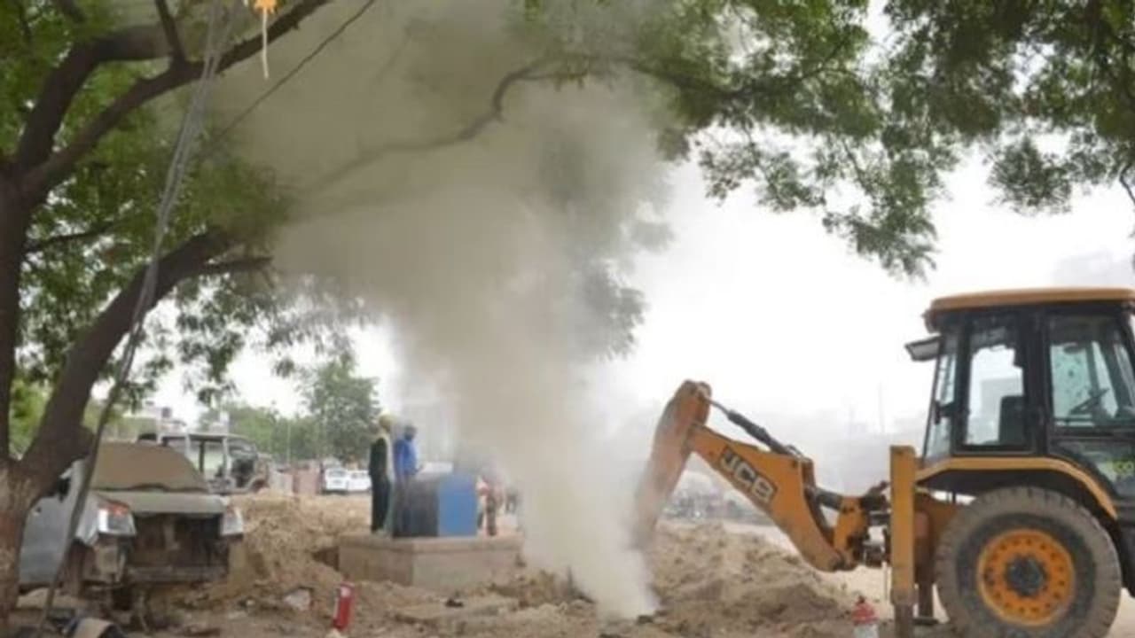 আচমকাই বেরিয়ে এল ঝাঁঝালো গ্যাস, মুর্শিদাবাদে ক্লোরিন গ্যাস লিক করে অসুস্থ ১৮ আচমকাই বেরিয়ে এল ঝাঁঝালো গ্যাস, মুর্শিদাবাদে ক্লোরিন গ্যাস লিক করে অসুস্থ ১৮