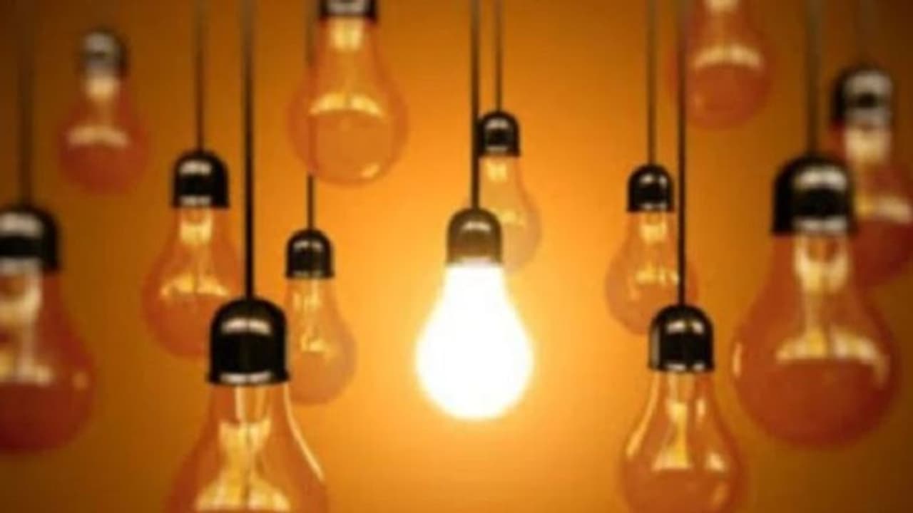 उत्तराखंड में रिकॉर्ड तोड़ बिजली की हो रही डिमांड, 1 मई से राहत मिलने के होंगे आसार उत्तराखंड में रिकॉर्ड तोड़ बिजली की हो रही डिमांड, 1 मई से राहत मिलने के होंगे आसार