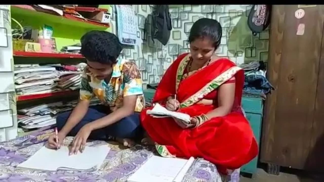 Odisha: కొడుకుతో క‌లిసి ప‌ది ప‌రీక్షలు రాసిన త‌ల్లి.. ఇది స్ఫూర్తినిచ్చే ఒడిశా గృహిణి క‌థ ! 