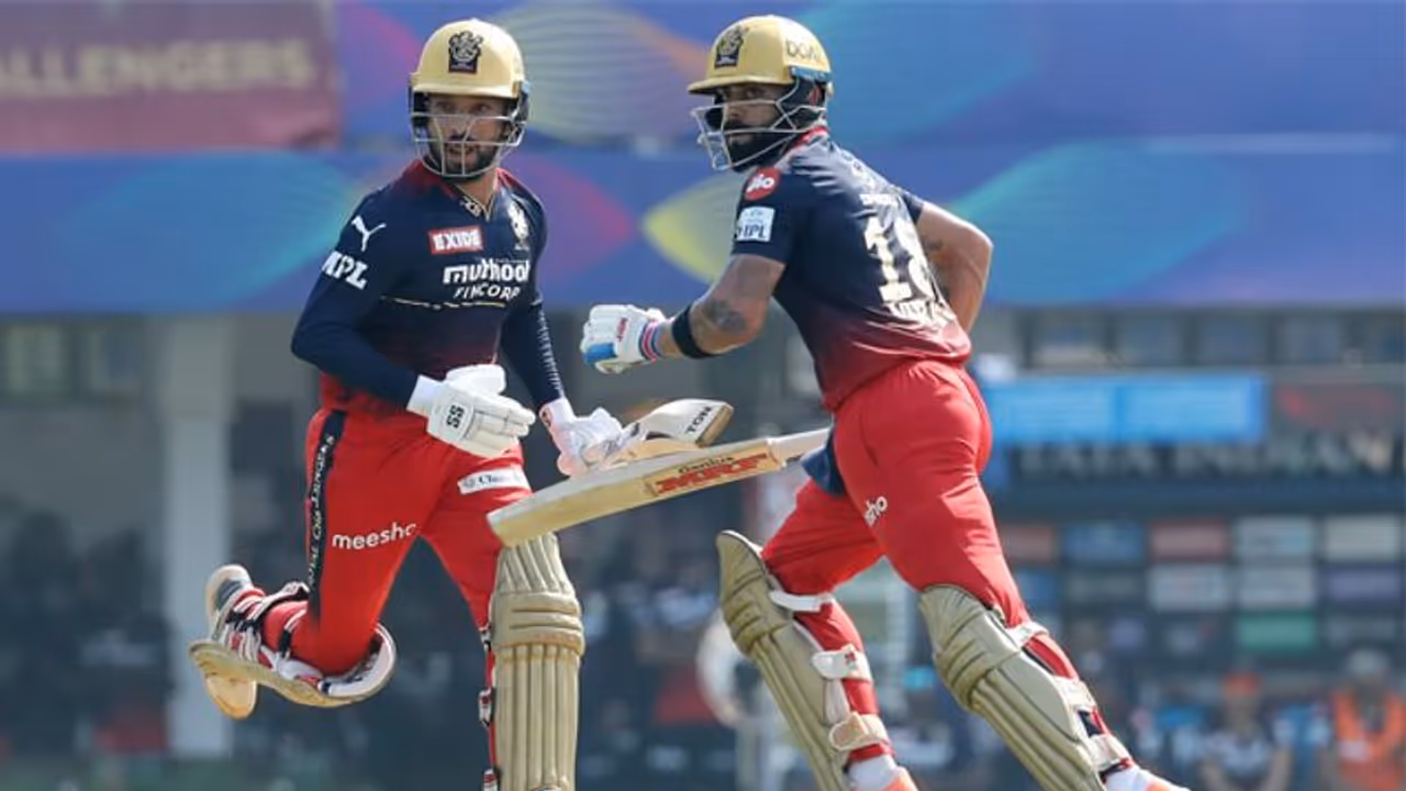 IPL 2022 RCB vs GT: విరాట్ కోహ్లీ హాఫ్ సెంచరీ... అయినా భారీ స్కోరు చేయలేకపోయిన ఆర్సీబీ... IPL 2022 RCB vs GT: విరాట్ కోహ్లీ హాఫ్ సెంచరీ... అయినా భారీ స్కోరు చేయలేకపోయిన ఆర్సీబీ...