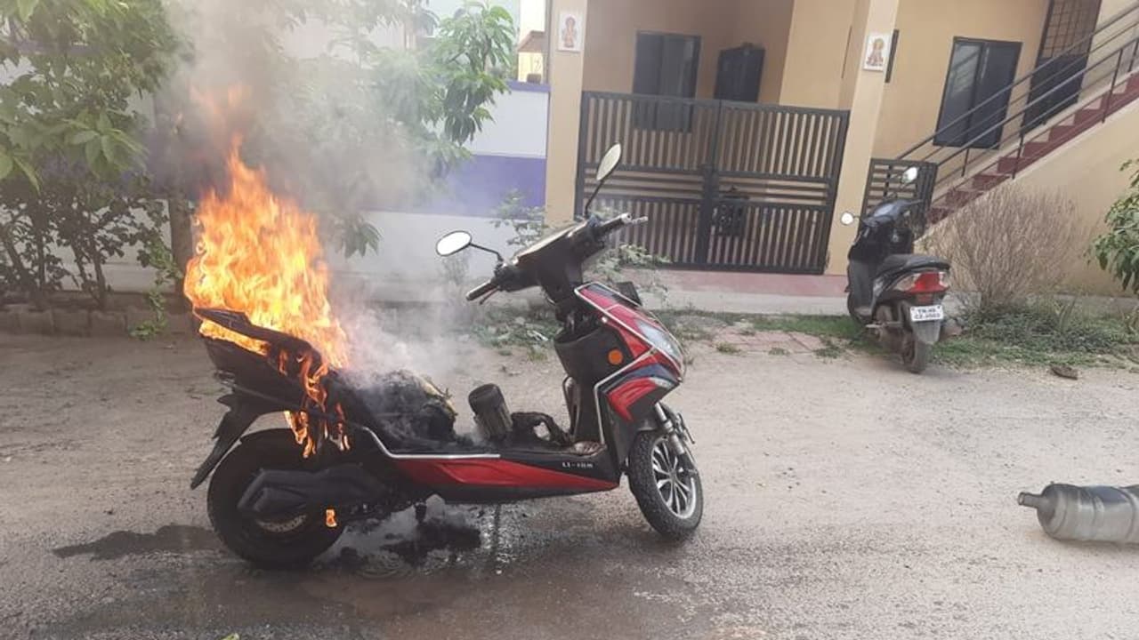 Eelectric Scooter Fire ಚಲಿಸುತ್ತಿದ್ದ ಎಲೆಕ್ಟ್ರಿಕ್ ಸ್ಕೂಟರ್ನಲ್ಲಿ ಬೆಂಕಿ, ಬೆಂಗಳೂರಲ್ಲಿ ನಡೆಯಿತು ಘಟನೆ ! Eelectric Scooter Fire ಚಲಿಸುತ್ತಿದ್ದ ಎಲೆಕ್ಟ್ರಿಕ್ ಸ್ಕೂಟರ್ನಲ್ಲಿ ಬೆಂಕಿ, ಬೆಂಗಳೂರಲ್ಲಿ ನಡೆಯಿತು ಘಟನೆ !
