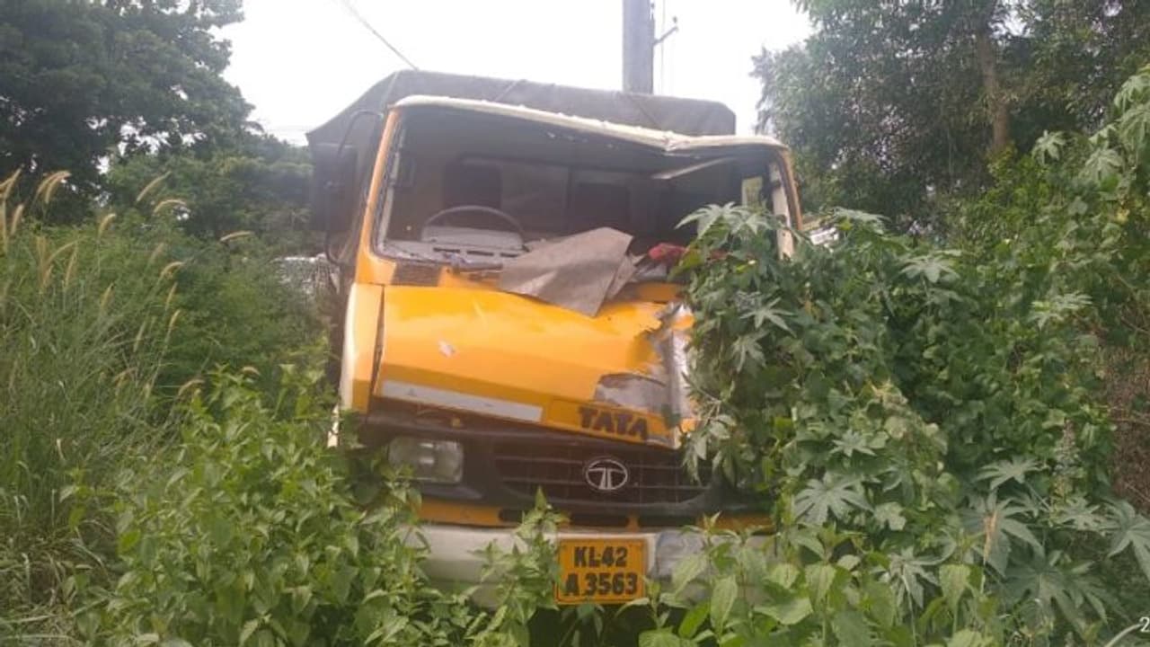 നിയന്ത്രണം വിട്ട ലോറി പോസ്റ്റിലിടിച്ച് ഇടിച്ച് 2 പേർക്ക് പരിക്ക്, അപകടത്തിൽ നിലംപൊത്തിയത് 8 വൈദ്യുത പോസ്റ്റുകൾ നിയന്ത്രണം വിട്ട ലോറി പോസ്റ്റിലിടിച്ച് ഇടിച്ച് 2 പേർക്ക് പരിക്ക്, അപകടത്തിൽ നിലംപൊത്തിയത് 8 വൈദ്യുത പോസ്റ്റുകൾ