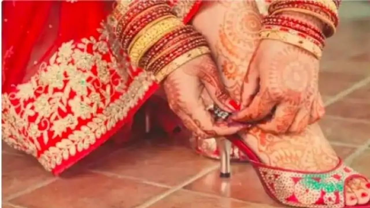 धरने पर दुल्हन: पत्नी ने सुहागरात पर पतिदेव को सैंडल से पीटा और भाग गई मायके, बत्ती पानी कनेक्शन भी कराया गुल!