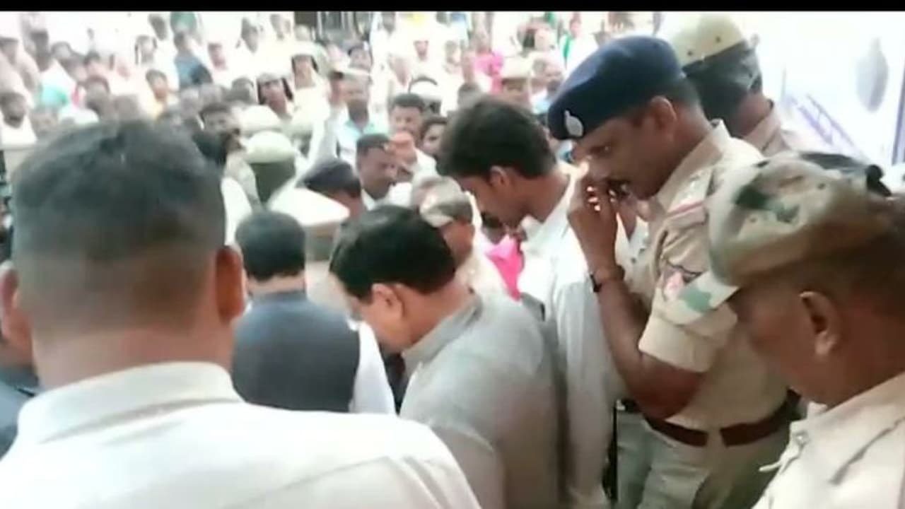 ಯಾತ್ರಿ ನಿವಾಸ ಉದ್ಘಾಟನೆಗೆ ಬಂದ ಸಚಿವ ಜೋಶಿಗೆ ಶಾಕ್ ಕೊಟ್ಟ ವಿನಯ್ ಕುಲಕರ್ಣಿ ಬೆಂಬಲಿಗರು ಯಾತ್ರಿ ನಿವಾಸ ಉದ್ಘಾಟನೆಗೆ ಬಂದ ಸಚಿವ ಜೋಶಿಗೆ ಶಾಕ್ ಕೊಟ್ಟ ವಿನಯ್ ಕುಲಕರ್ಣಿ ಬೆಂಬಲಿಗರು