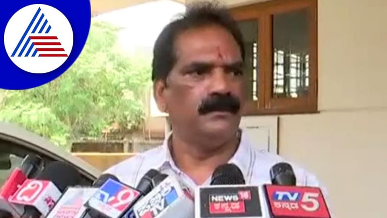 Santosh Patil Suicide Case: ಗ್ರಾ.ಪಂ.ಅಧ್ಯಕ್ಷರ ಮೊಬೈಲ್ ವಶಕ್ಕೆ ಪಡೆದ ಉಡುಪಿ ಪೊಲೀಸರು Santosh Patil Suicide Case: ಗ್ರಾ.ಪಂ.ಅಧ್ಯಕ್ಷರ ಮೊಬೈಲ್ ವಶಕ್ಕೆ ಪಡೆದ ಉಡುಪಿ ಪೊಲೀಸರು