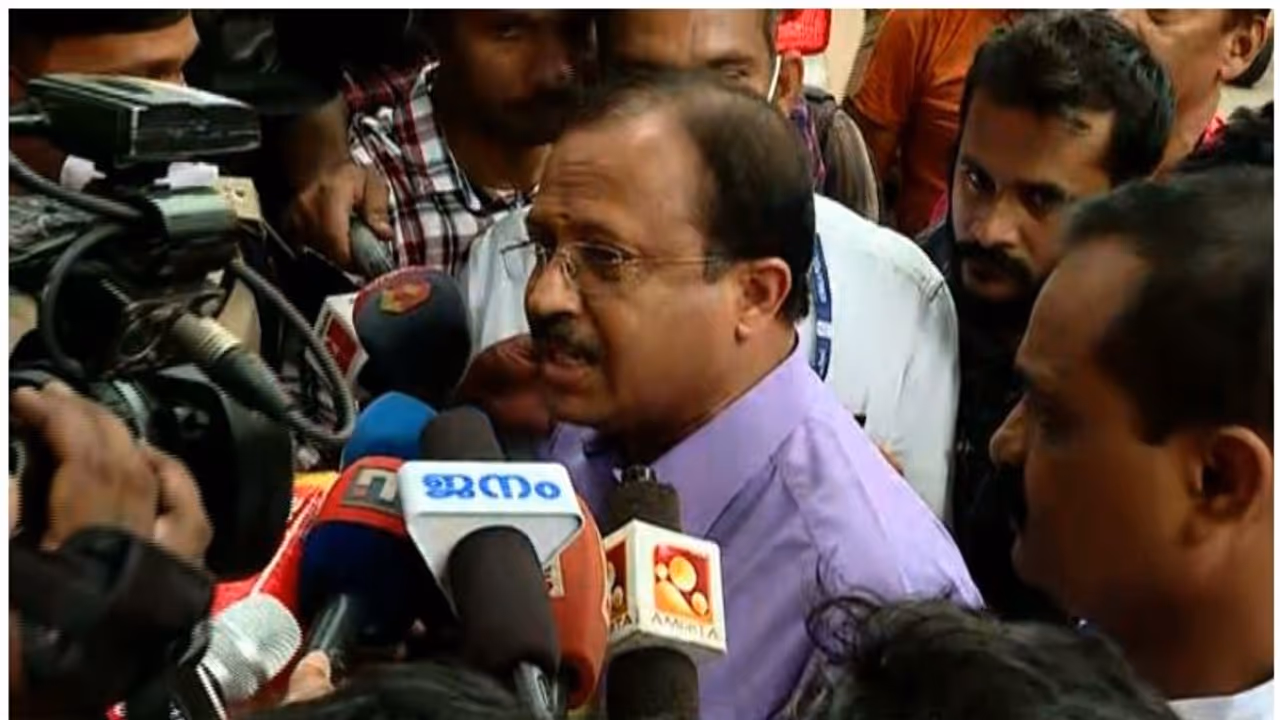 പിസിയെ കാണാൻ അനുമതിയില്ല, തടഞ്ഞ് പൊലീസ്, രോഷാകുലനായി വി മുരളീധരൻ, എആർ ക്യാമ്പിന് മുന്നില് നാടകീയ രംഗങ്ങള് പിസിയെ കാണാൻ അനുമതിയില്ല, തടഞ്ഞ് പൊലീസ്, രോഷാകുലനായി വി മുരളീധരൻ, എആർ ക്യാമ്പിന് മുന്നില് നാടകീയ രംഗങ്ങള്