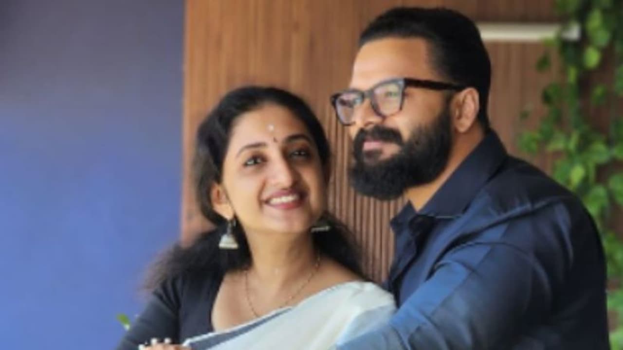 Jayasurya : പ്രിയതമയ്ക്ക് ജന്മദിന ആശംസകളുമായി ഫോട്ടോ പങ്കുവെച്ച് ജയസൂര്യ Jayasurya : പ്രിയതമയ്ക്ക് ജന്മദിന ആശംസകളുമായി ഫോട്ടോ പങ്കുവെച്ച് ജയസൂര്യ
