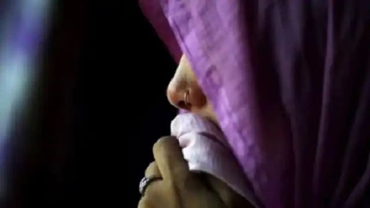 बेटी की लव मैरिज से नाराज हुए परिजन, प्रेमी की मां को निर्वस्त्र कर गांव में दिया इस घटना को अंजाम बेटी की लव मैरिज से नाराज हुए परिजन, प्रेमी की मां को निर्वस्त्र कर गांव में दिया इस घटना को अंजाम