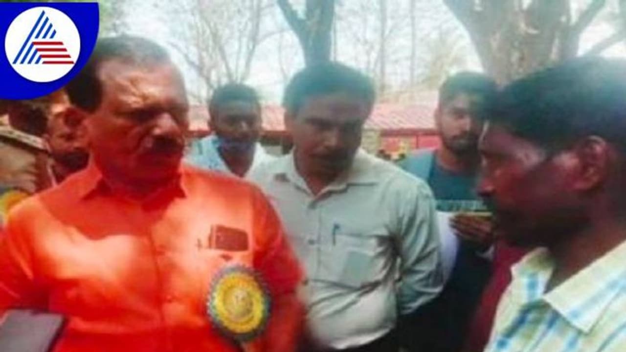 ಉತ್ತರಕನ್ನಡ: ಹಿಂದೂ ಕಾರ್ಯಕರ್ತರಿಂದಲೇ ಕುಮಟಾ ಶಾಸಕ ದಿನಕರ ಶೆಟ್ಟಿ ವಿರುದ್ಧ ಧಿಕ್ಕಾರ ಉತ್ತರಕನ್ನಡ: ಹಿಂದೂ ಕಾರ್ಯಕರ್ತರಿಂದಲೇ ಕುಮಟಾ ಶಾಸಕ ದಿನಕರ ಶೆಟ್ಟಿ ವಿರುದ್ಧ ಧಿಕ್ಕಾರ