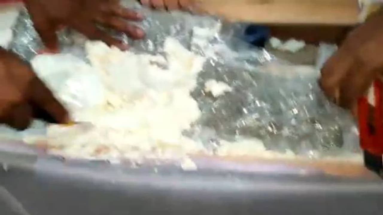 சினிமா ஸ்டைலில் சூப்பர் ஸ்கெட்ச்... கிலோ கணக்கில் போதை பொருள் பறிமுதல்.. மும்பை சுங்கத்துறை அதிரடி! சினிமா ஸ்டைலில் சூப்பர் ஸ்கெட்ச்... கிலோ கணக்கில் போதை பொருள் பறிமுதல்.. மும்பை சுங்கத்துறை அதிரடி!