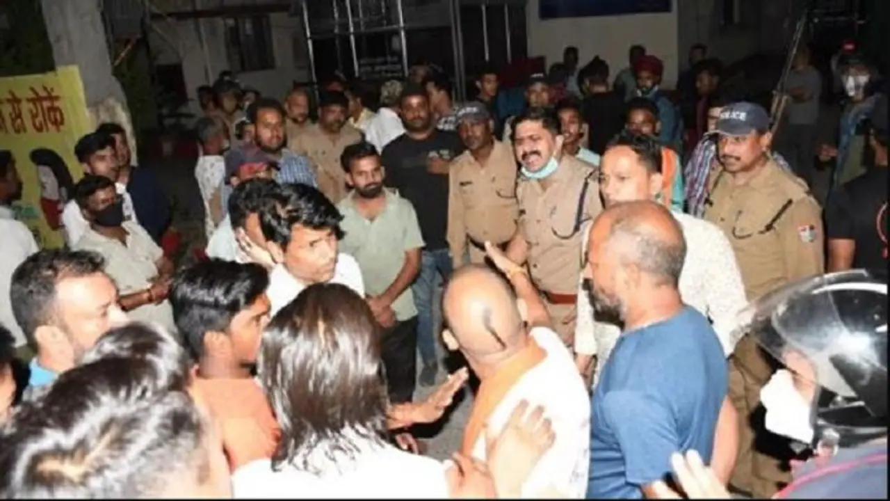 हनुमान चालीसा का पाठ कर वापस आ रहे युवकों पर पथराव के बाद काठगोदाम में बवाल,11 लोग हिरासत में लिए गए हनुमान चालीसा का पाठ कर वापस आ रहे युवकों पर पथराव के बाद काठगोदाम में बवाल,11 लोग हिरासत में लिए गए