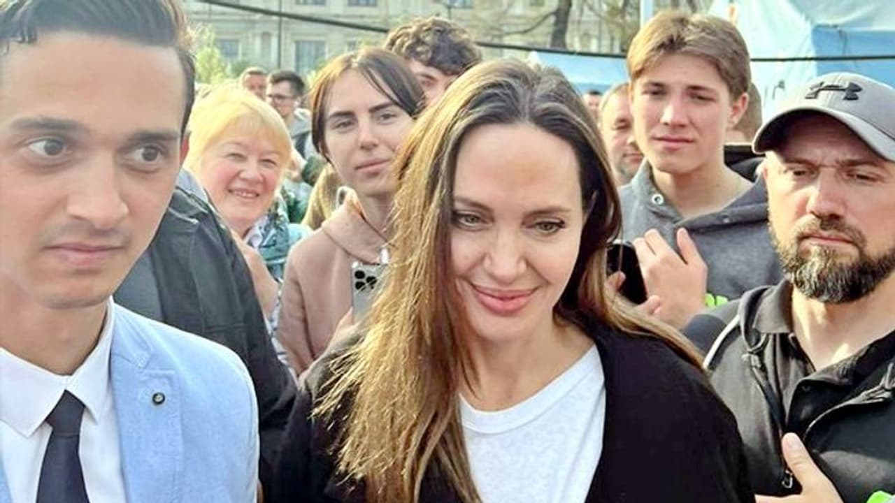 Ukraine: భారీ బందోబస్తు నడుమ ఉక్రెయిన్ కి వెళ్లిన స్టార్ హీరోయిన్.. ఆమె చేస్తున్న పనికి హ్యాట్సాఫ్ Ukraine: భారీ బందోబస్తు నడుమ ఉక్రెయిన్ కి వెళ్లిన స్టార్ హీరోయిన్.. ఆమె చేస్తున్న పనికి హ్యాట్సాఫ్