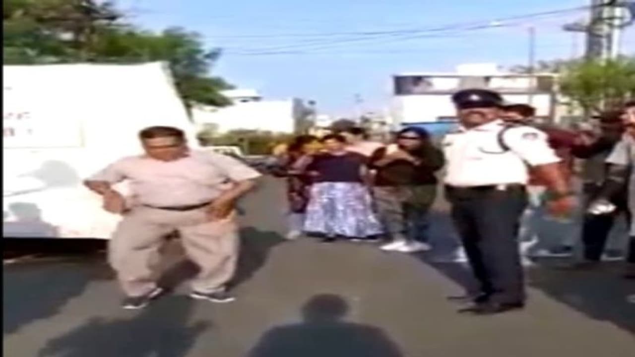 वायरल हुए एक और ठुमकेबाज अंकल! गाना बज रहा था 'जानू मेरी जान...' तभी यह शख्स बीच सड़क पर सबके सामने लगे नाचने वायरल हुए एक और ठुमकेबाज अंकल! गाना बज रहा था 'जानू मेरी जान...' तभी यह शख्स बीच सड़क पर सबके सामने लगे नाचने