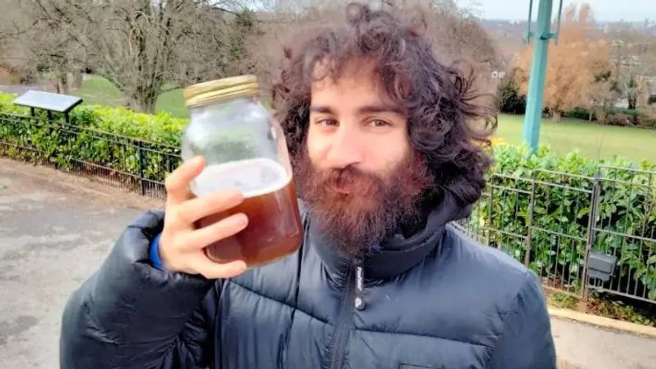 பல ஆண்டுகளாக சிறுநீர் குடிக்கும் நபர்... காரணம் தெரிஞ்சா ஷாக் ஆகிடுவீங்க! பல ஆண்டுகளாக சிறுநீர் குடிக்கும் நபர்... காரணம் தெரிஞ்சா ஷாக் ஆகிடுவீங்க!