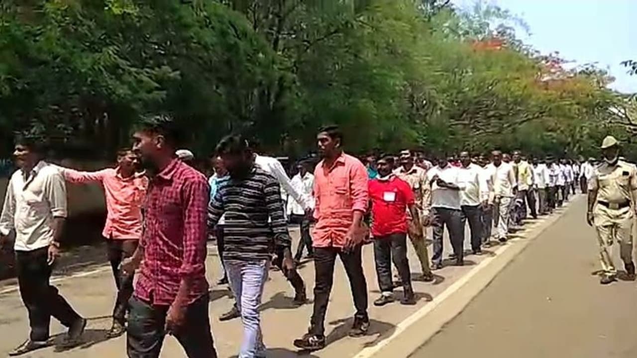 Dharwad ಕಾರ್ಮಿಕರ ದಿನದಂದೇ ಬೀದಿಗಿಳಿದ ಗುತ್ತಿಗೆ ನೌಕರರು, ಸಿಎಂ ನಿವಾಸಕ್ಕೆ ಮುತ್ತಿಗೆ Dharwad ಕಾರ್ಮಿಕರ ದಿನದಂದೇ ಬೀದಿಗಿಳಿದ ಗುತ್ತಿಗೆ ನೌಕರರು, ಸಿಎಂ ನಿವಾಸಕ್ಕೆ ಮುತ್ತಿಗೆ