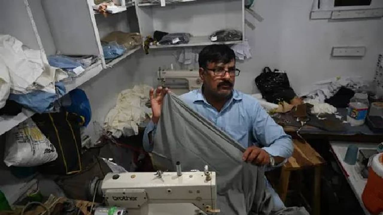 തയ്യൽക്കടയിൽ തോക്കുമായി രണ്ട് കള്ളന്മാർ, മോഷ്ടിച്ചത് ഈദുൽ ഫിത്ർ ന് തയ്യാറായ സൽവാർ കമ്മീസുകൾ! തയ്യൽക്കടയിൽ തോക്കുമായി രണ്ട് കള്ളന്മാർ, മോഷ്ടിച്ചത് ഈദുൽ ഫിത്ർ ന് തയ്യാറായ സൽവാർ കമ്മീസുകൾ!