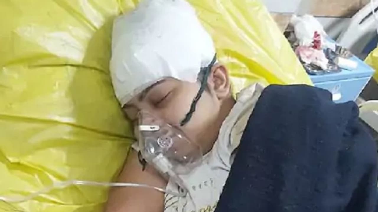 ग्रेटर नोएडा में सड़क पार कर रहे 5 छात्रों को कार ने रौंदा, 1 की मौत, 4 घायल ग्रेटर नोएडा में सड़क पार कर रहे 5 छात्रों को कार ने रौंदा, 1 की मौत, 4 घायल