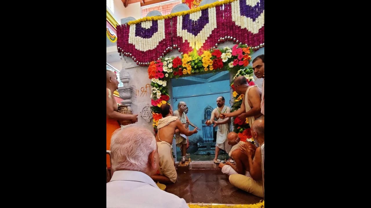 ಶಿಕಾರಿಪುರ ತಾಲೂಕಿನಲ್ಲಿ ಮೃತಿಕಾ ರೂಪದಲ್ಲಿ ನೆಲೆಸಿದ ಗುರು ರಾಯರ ಮಠ ಲೋಕಾರ್ಪಣೆ ಶಿಕಾರಿಪುರ ತಾಲೂಕಿನಲ್ಲಿ ಮೃತಿಕಾ ರೂಪದಲ್ಲಿ ನೆಲೆಸಿದ ಗುರು ರಾಯರ ಮಠ ಲೋಕಾರ್ಪಣೆ