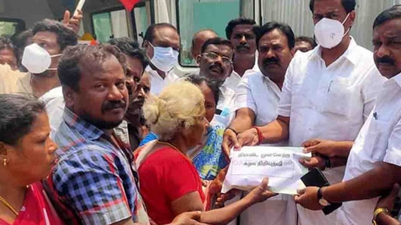 கூட்ட நெரிசலில் சிக்கி உயிரிழந்த திமுக தொண்டர்... ரூ.5 லட்சம் நிதியுதவி அளித்தது திமுக!!