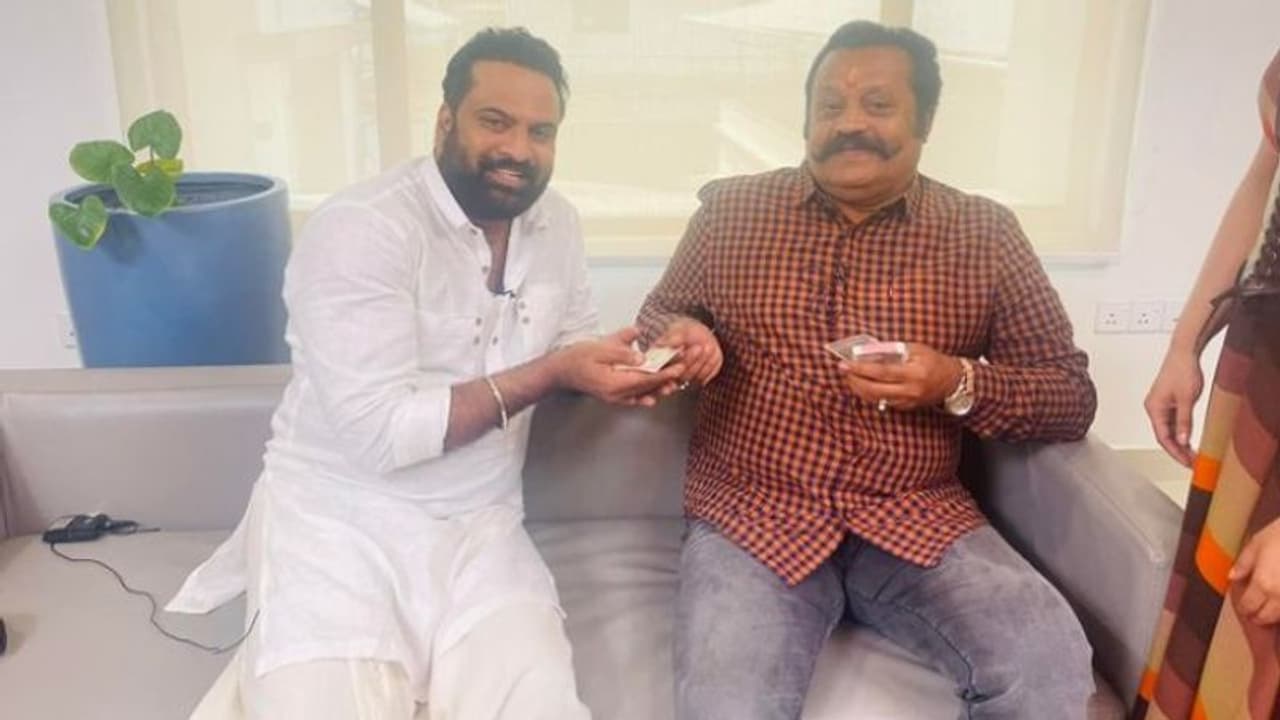 വിഷു കൈനീട്ടം നിര്ത്താതെ സുരേഷ് ഗോപി; വിതരണം 'അമ്മ'യുടെ പരിപാടിയില് വിഷു കൈനീട്ടം നിര്ത്താതെ സുരേഷ് ഗോപി; വിതരണം 'അമ്മ'യുടെ പരിപാടിയില്