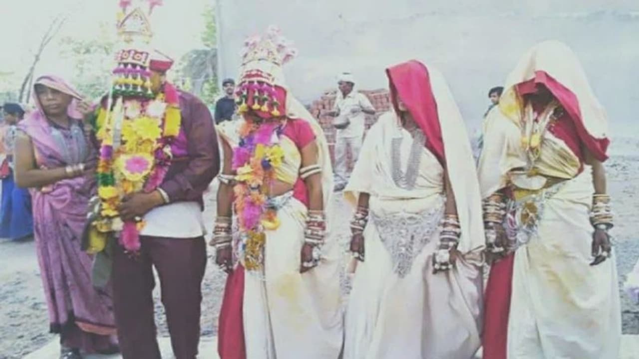 एमपी की अनोखी लव स्टोरी : एक ही मंडप में तीन प्रेमिकाओं के साथ शादी, 15 साल तक लीव इन में रहे, 6 बच्चे भी हुए एमपी की अनोखी लव स्टोरी : एक ही मंडप में तीन प्रेमिकाओं के साथ शादी, 15 साल तक लीव इन में रहे, 6 बच्चे भी हुए