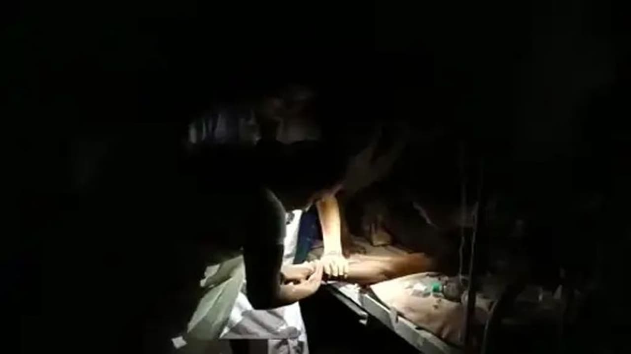 ये बिहार है : यहां टार्च की रोशनी में हो रहा मरीजों का इलाज, अस्पताल में लाइट कटी तो डॉक्टरों ने निकाला जुगाड़ ये बिहार है : यहां टार्च की रोशनी में हो रहा मरीजों का इलाज, अस्पताल में लाइट कटी तो डॉक्टरों ने निकाला जुगाड़