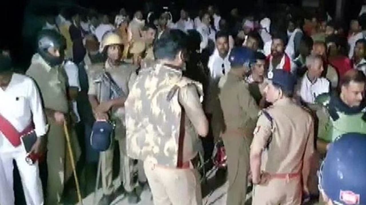 हिस्ट्रीशीटर को पकड़ने घर में दाखिल हुई पुलिस, बाहर निकलते ही लगा हत्या का आरोप, जानिए पूरा मामला हिस्ट्रीशीटर को पकड़ने घर में दाखिल हुई पुलिस, बाहर निकलते ही लगा हत्या का आरोप, जानिए पूरा मामला