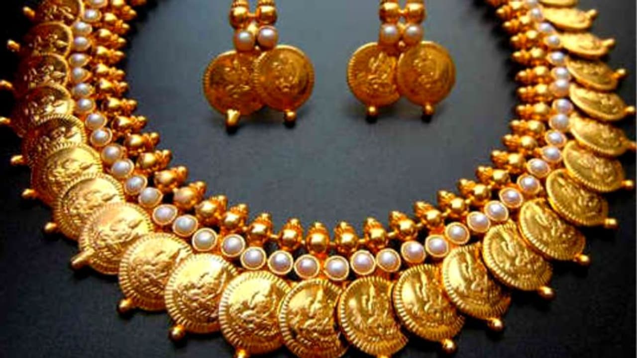 Gold price today : അക്ഷയ തൃതീയക്ക് മുൻപ് തന്നെ സ്വർണം വാങ്ങാം; റെക്കോർഡ് ഇടിവിൽ സ്വർണവില Gold price today : അക്ഷയ തൃതീയക്ക് മുൻപ് തന്നെ സ്വർണം വാങ്ങാം; റെക്കോർഡ് ഇടിവിൽ സ്വർണവില