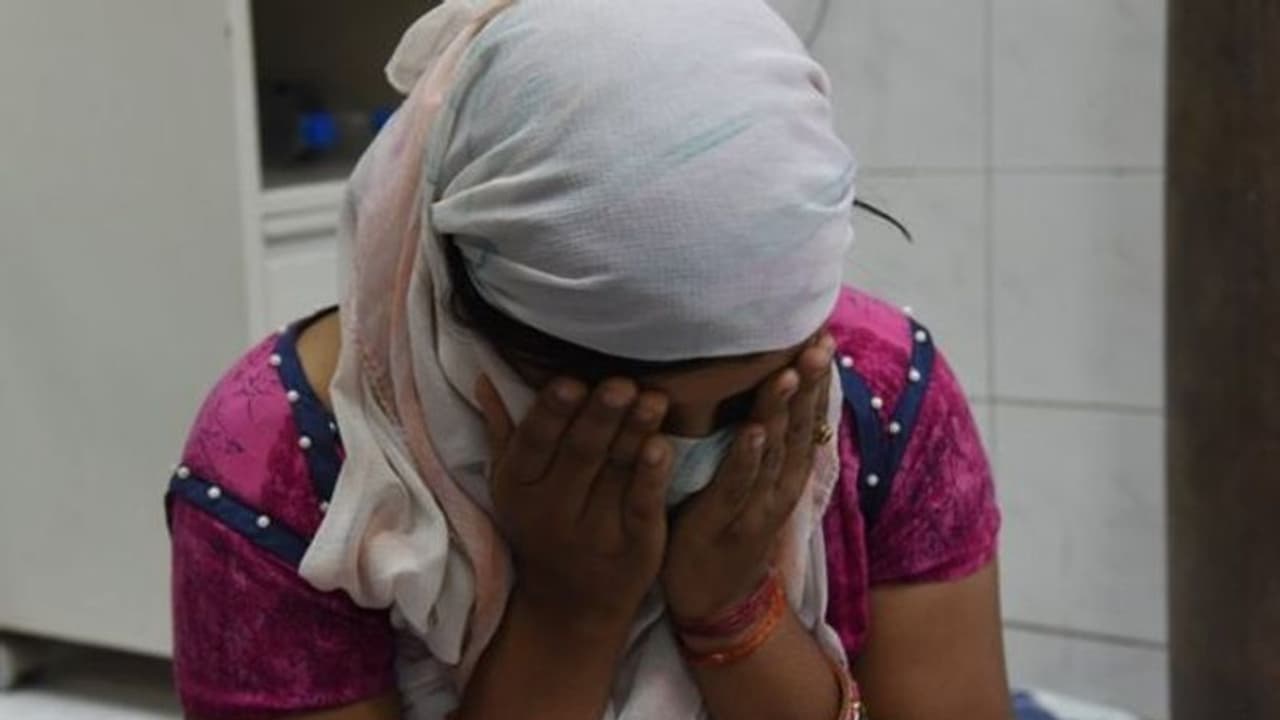 ''रोजाना बांधकर रेप करता है पति, नोंचता है शरीर,'' राजस्थान में एक पत्नी की दर्दनाक कहानी ''रोजाना बांधकर रेप करता है पति, नोंचता है शरीर,'' राजस्थान में एक पत्नी की दर्दनाक कहानी