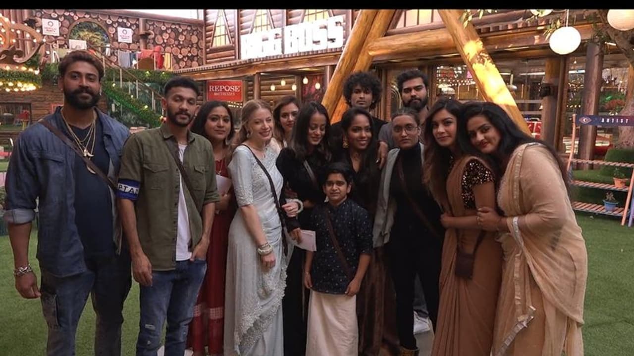 Bigg Boss S4 Review : ഡെയ്സിയോട് 'ജാവോ' എന്ന് ബ്ലെസ്ലി, റോബിന് ജാസ്മിന്റെ ഹഗ്; കളി കളറ് തന്നെ Bigg Boss S4 Review : ഡെയ്സിയോട് 'ജാവോ' എന്ന് ബ്ലെസ്ലി, റോബിന് ജാസ്മിന്റെ ഹഗ്; കളി കളറ് തന്നെ