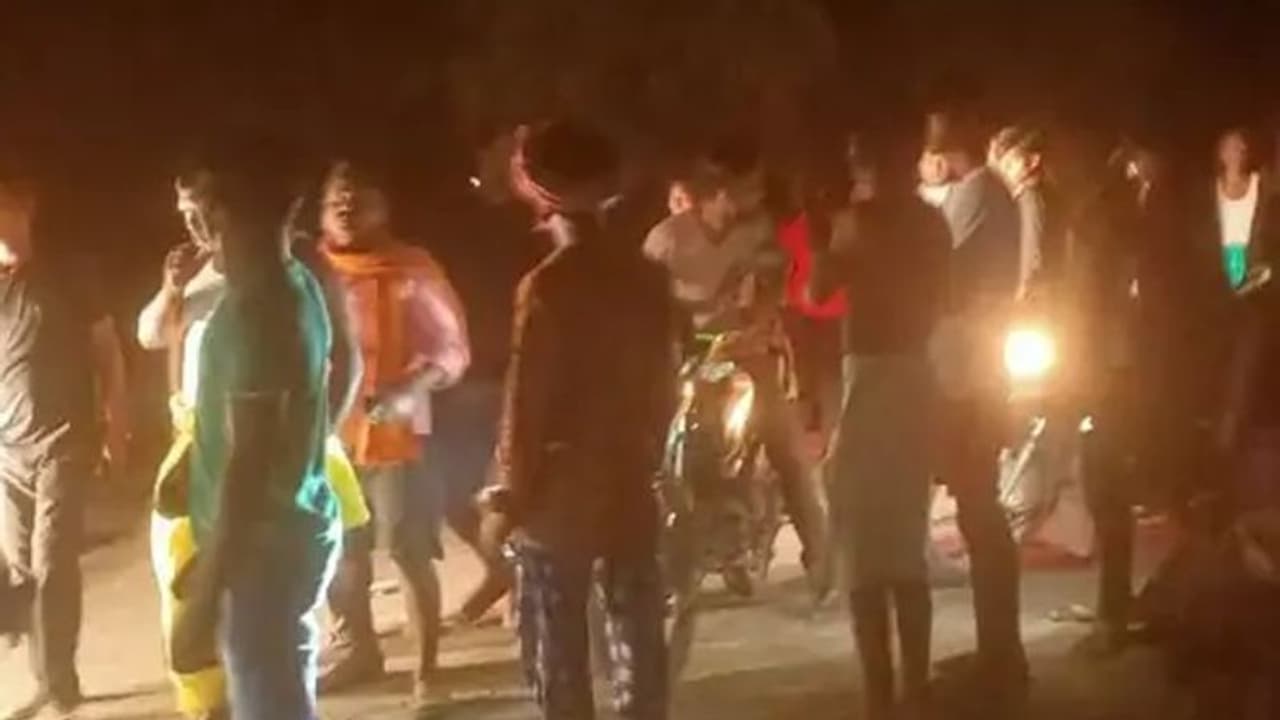 बिहार के मुजफ्फरपुर में दर्दनाक हादसा: पूजा करने निकले 20 लोगों को कार ने रौंदा, चीखते हुए बीच सड़क पर जा गिरे बिहार के मुजफ्फरपुर में दर्दनाक हादसा: पूजा करने निकले 20 लोगों को कार ने रौंदा, चीखते हुए बीच सड़क पर जा गिरे