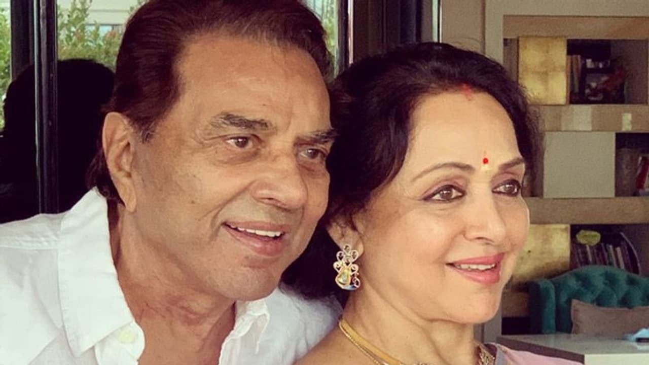 शादी की सालगिरह पर हेमा मालिनी ने पति धर्मेंद्र संग शेयर की खूबसूरत फोटो, लुटाया ढेर सारा प्यार शादी की सालगिरह पर हेमा मालिनी ने पति धर्मेंद्र संग शेयर की खूबसूरत फोटो, लुटाया ढेर सारा प्यार