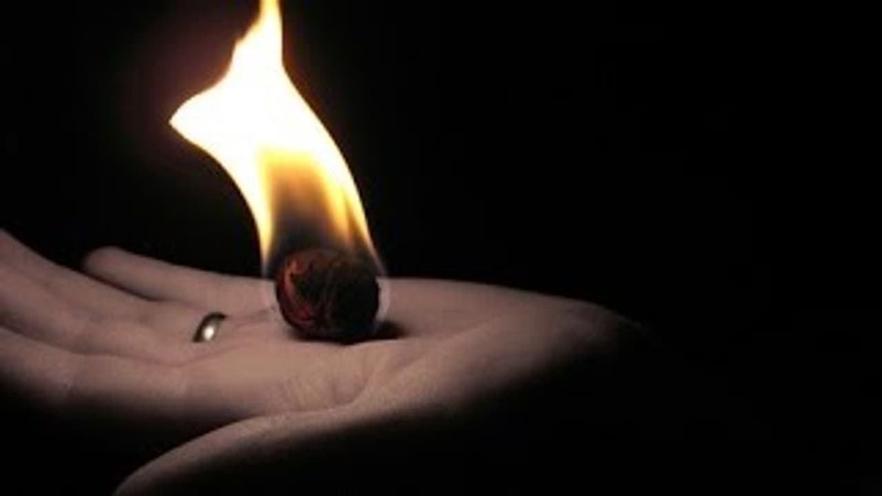 நீ கற்புக் கரசியா டீ.. மனைவியின் கையில் கற்பூரம் ஏற்றி கணவன் சைகோத் தனம். வலை வீசு தேடும் போலீஸ். நீ கற்புக் கரசியா டீ.. மனைவியின் கையில் கற்பூரம் ஏற்றி கணவன் சைகோத் தனம். வலை வீசு தேடும் போலீஸ்.