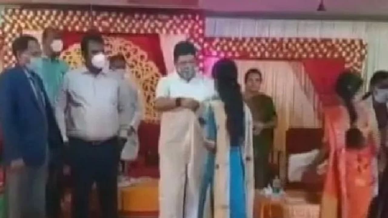 മെഡിക്കൽ കോളേജിൽ ഹിപ്പോക്രാറ്റിക് പ്രതിജ്ഞയ്ക്ക് പകരം ചരക് ശപഥ്, ഡീനിനെ പുറത്താക്കി തമിഴ്നാട് സർക്കാർ മെഡിക്കൽ കോളേജിൽ ഹിപ്പോക്രാറ്റിക് പ്രതിജ്ഞയ്ക്ക് പകരം ചരക് ശപഥ്, ഡീനിനെ പുറത്താക്കി തമിഴ്നാട് സർക്കാർ