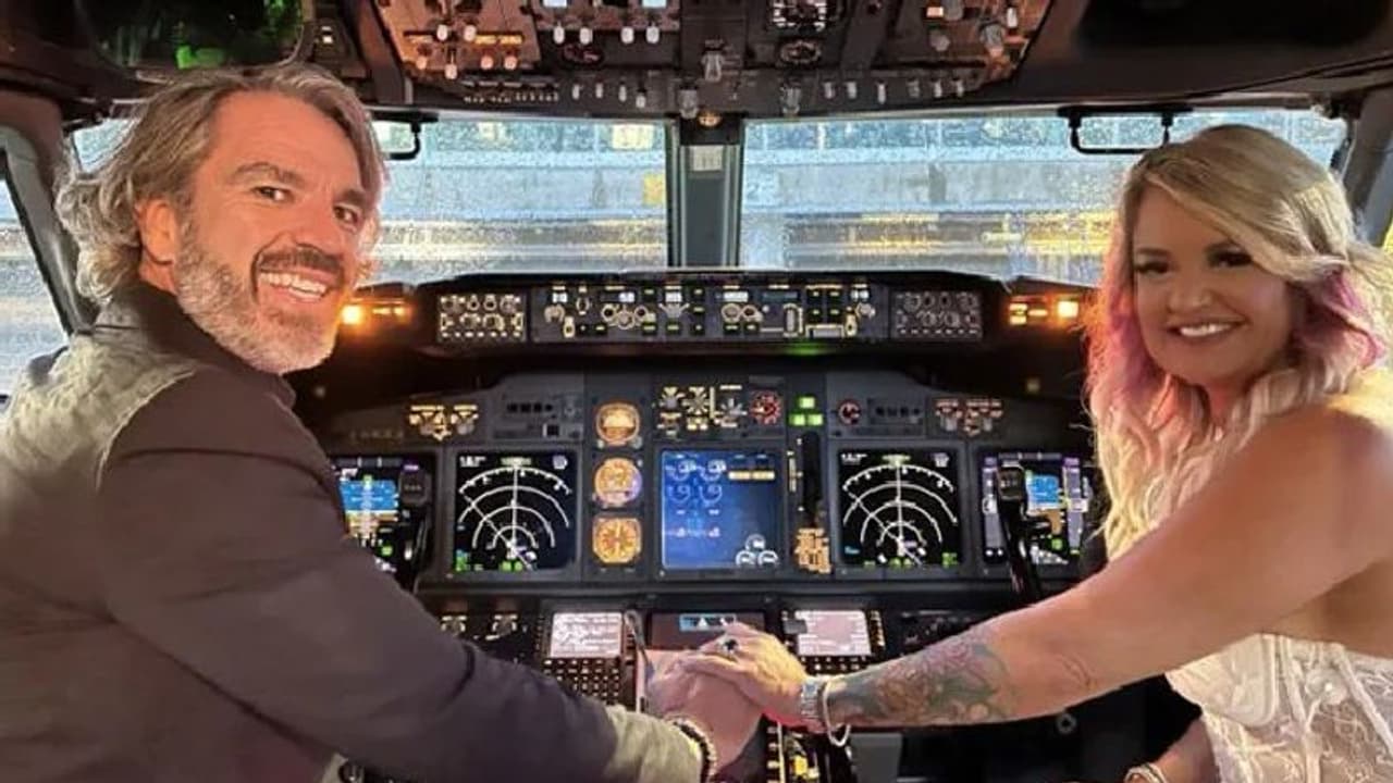 Wedding in Flight : 'സര്‍വം ശുഭം'; കമിതാക്കള്‍ക്ക് അപ്രതീക്ഷിതമായി ഫ്‌ളൈറ്റില്‍ വിവാഹം