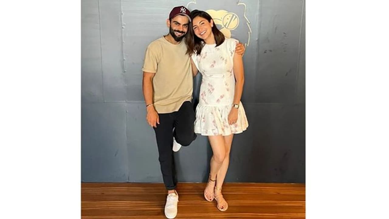 অনুষ্কার ছবিতে বিরাটের মন্তব্য দেখে হতভম্ব সকলে, দেখে নিন সোশ্যাল মিডিয়ায় কী লিখলেন অনুষ্কার ছবিতে বিরাটের মন্তব্য দেখে হতভম্ব সকলে, দেখে নিন সোশ্যাল মিডিয়ায় কী লিখলেন