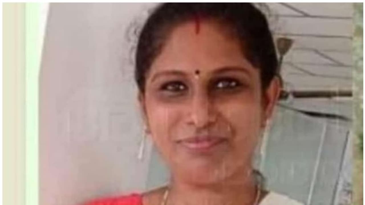 സാമ്പത്തിക തര്ക്കം; അയല്വാസിയുടെ വെട്ടേറ്റ് ചികിത്സയിലായിരുന്ന വീട്ടമ്മ മരിച്ചു സാമ്പത്തിക തര്ക്കം; അയല്വാസിയുടെ വെട്ടേറ്റ് ചികിത്സയിലായിരുന്ന വീട്ടമ്മ മരിച്ചു